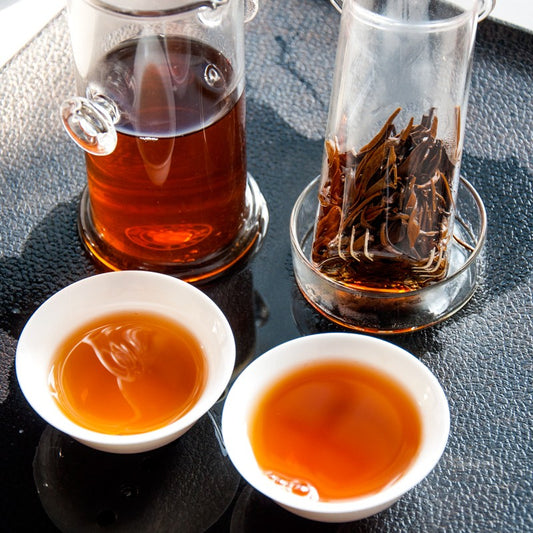 Black Tea-Steep #1 Needle Style Gold Buds Yunnan Black Tea with a Glass Strainer Teapot